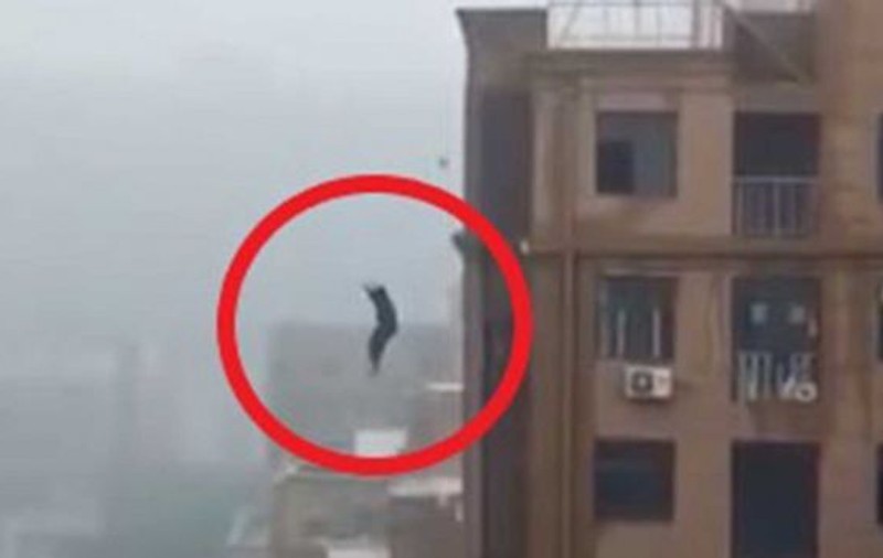 A încercat să-și facă un selfie și a căzut de pe clădire | FOTO & VIDEO