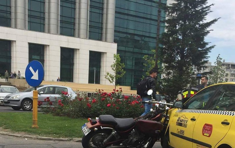 Accident în faţa Tribunalului Bucureşti, între un motociclist şi un taxi