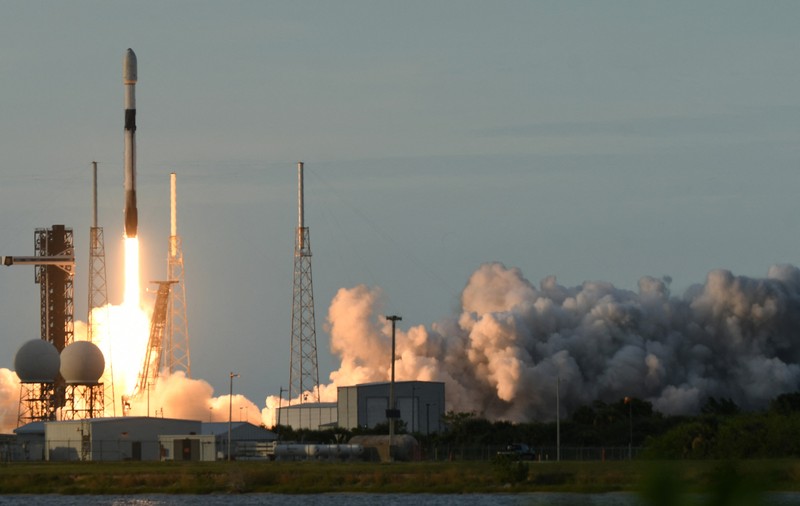 O rachetă Falcon 9 a SpaceX a distrus un lot de sateliţi Starlink, după o defecțiune rară. Propulsoarele, consemnate la sol