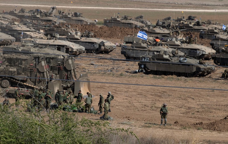 Israelul este pregătit să lanseze un atac terestru „dificil și sângeros" în Gaza în zilele următoare, afirmă un fost premier. „Este inevitabil"