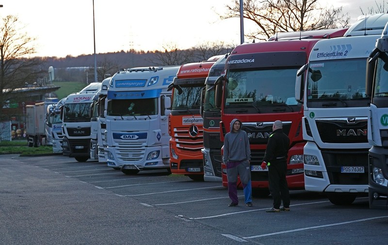 Șofer român de TIR dezbrăcat lângă cabină, în Italia, o femeie a chemat poliția, un procuror l-a trimis în judecată