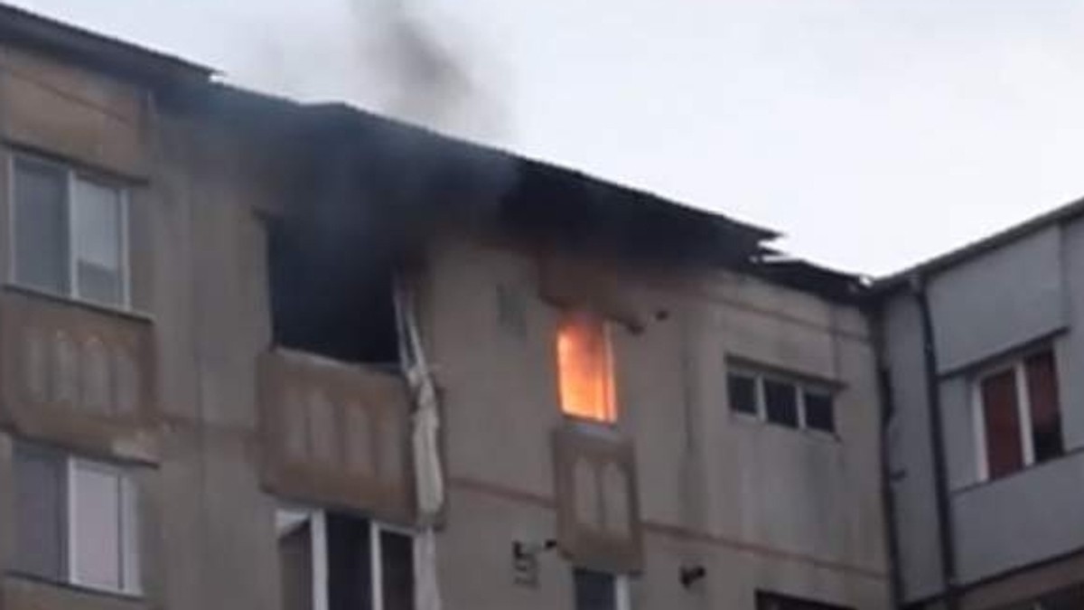Cine e militarul care a vrut să-și ucidă iubita polițistă după ce a plasat o bombă artizanală în apartament. Bărbatul a murit la spital