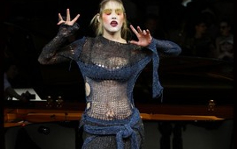 Foto şi video | Iată ce ţinute excentrice propune Vivienne Westwood pentru sezonul următor!