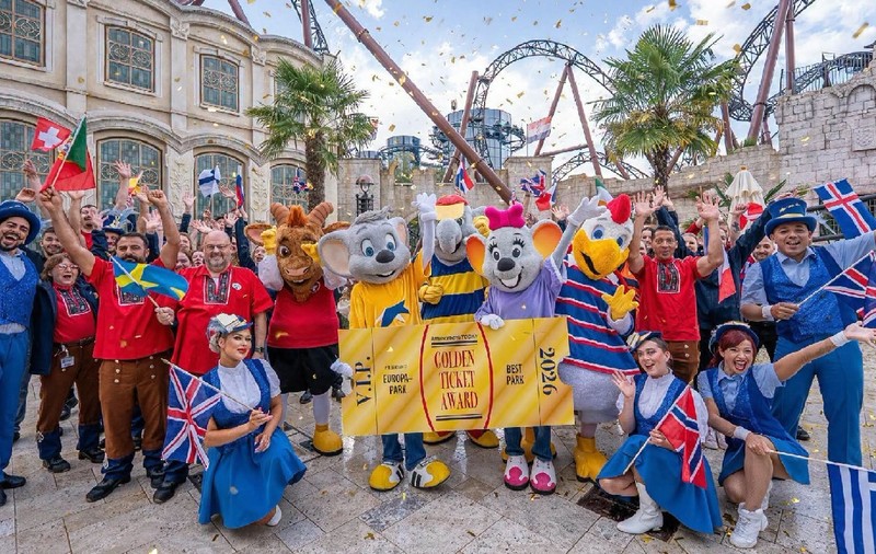 Angajații Europa Park cu premiul Golden ticket 2026 în mâini