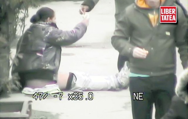 EXCLUSIV! Cerşeşte dezbrăcată în centrul Capitalei - VIDEO 