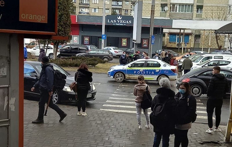 Adolescent de 16 ani din Bacău, lovit de mașina de poliție pe trecerea de pietoni, după ce „a traversat în fugă”