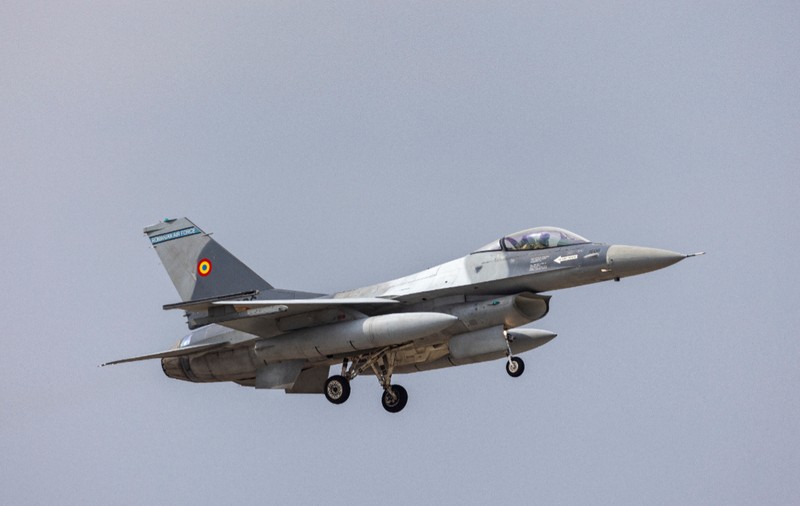 Un om din Tulcea a sunat la 112 să spună că observă mai multe avioane care ar urmări o țintă, după mesajele de avertizare RO-Alert