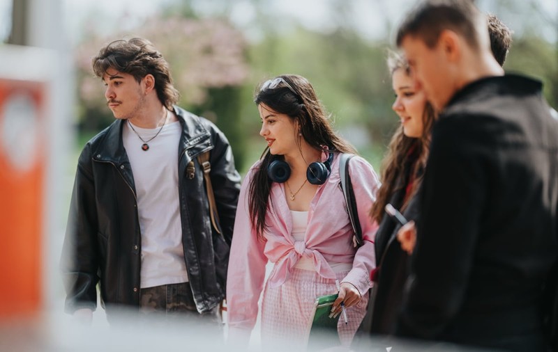 Cu ce se îmbracă liceenii în prima zi de școală: Top 5 perechi de adidași și outfituri cool din magazinele Buzz, H&amp;M, Zara sau Intersport