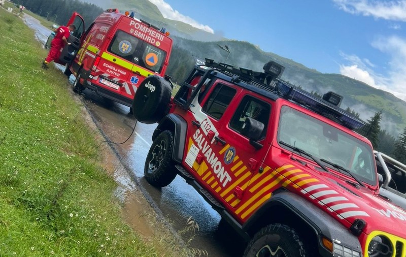 Femeie lovită de trăsnet la Padina, pe munte, găsită de salvamontiști conștientă și cu răni pe față