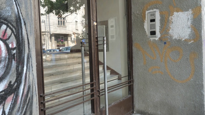 O scară de bloc, în care s-ar afla biroul deputaţilor USR Claudiu Năsui şi Cristina Prună, dar nu ne-a răspuns nimeni
