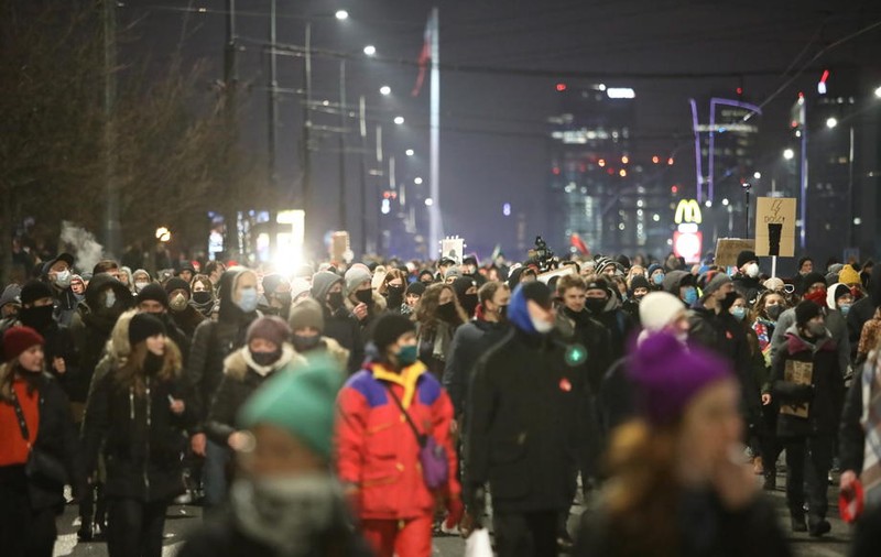 Noi manifestații în Polonia. Mii de oameni au protestat în toată țara față de limitarea dreptului la avort