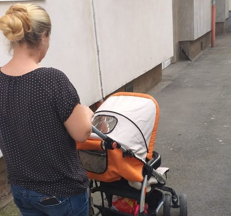 Mama a fost bătută când ieșise la plimbare cu copiii