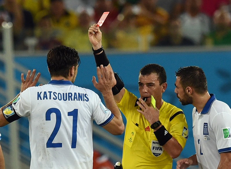Deși are peste o sută de meciuri în națională, Kostas Katsouranis a luat două galbene copilărești. Foto: EPA
