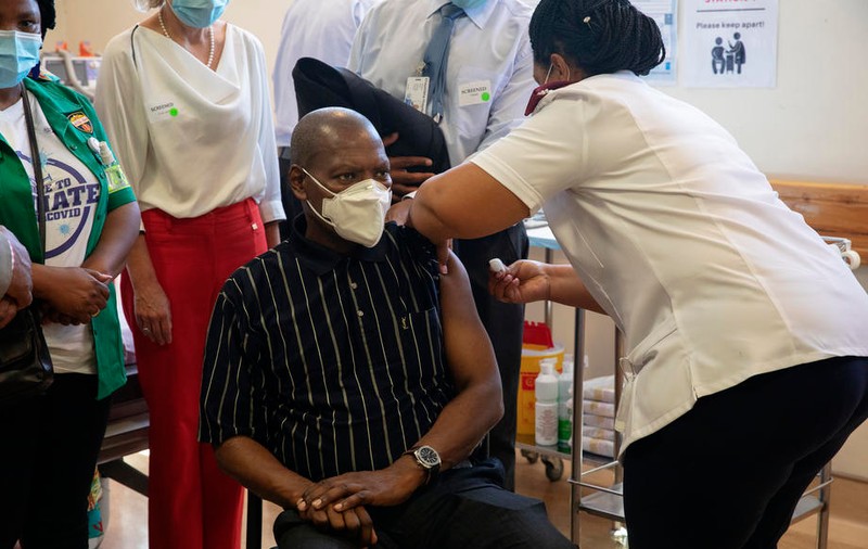 „Nu ne mai putem baza pe marile puteri să vină să ne salveze”. Cum încearcă Africa să obțină vaccinul anti-COVID