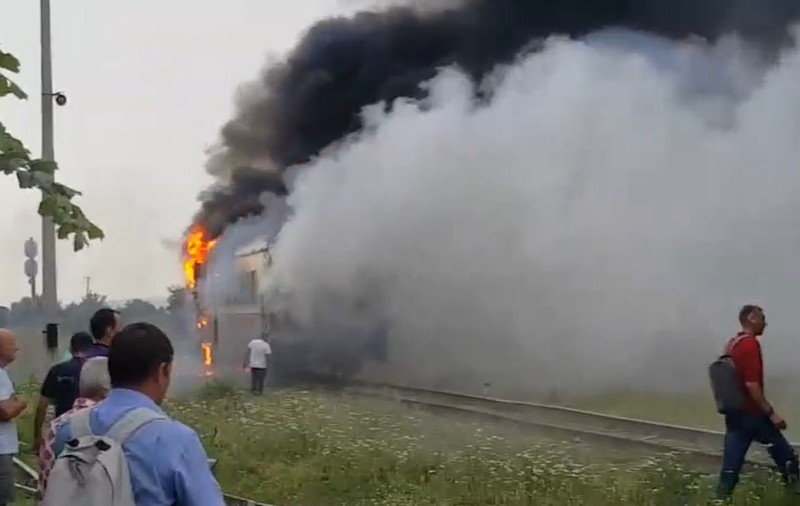 VIDEO | Incendiu pe calea ferată. Un tren care circula pe ruta Bucureşti - Târgu Mureş, cuprins de flăcări. Zeci de pasageri evacuați