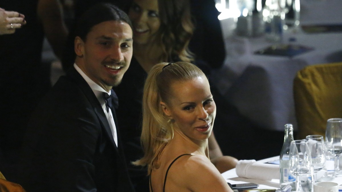 Zlatan Ibrahimovic și Helena Seger, zâmbind către fotografi în timpul unui eveniment. (FOTO: HEPTA)