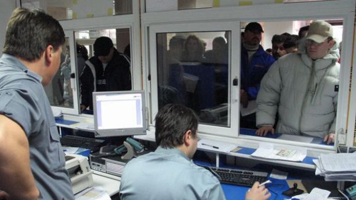 Şeful Direcţiei Regim Permise de Conducere şi Înmatriculări Vehicule (DRPCIV), Florin Catană, a explicat de ce a cedat serverul instituţiei şi toate ghişeele au fost închise joi.