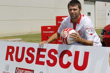 Raul Rusescu, în momentul prezentării la FC Sevilla. (FOTO: EPA)