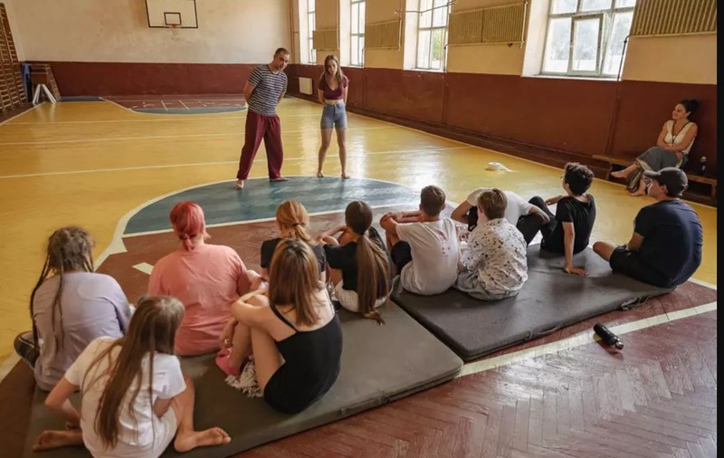 O adolescentă din Ucraina vorbește despre viața familiei ei de când a început războiul: „Unchiul meu e șofer pe ambulanță, merge în zone periculoase să ia soldați”