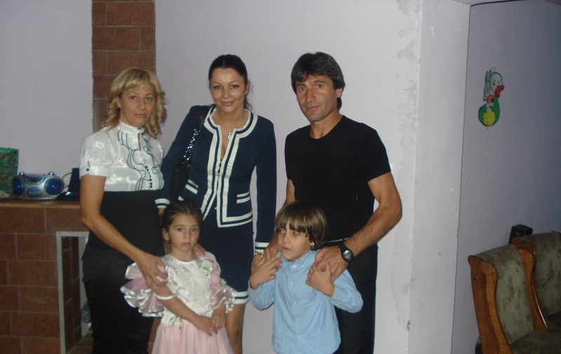 Ilie Năstase şi Brigitte, iubita lui, au ajutat-o cu 30.000 de euro pe fetiţa soţilor Rotariu