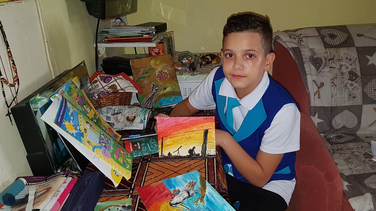 Un băiețel de 10 ani își vinde picturile ca să-și cumpere hăinuțe de iarnă