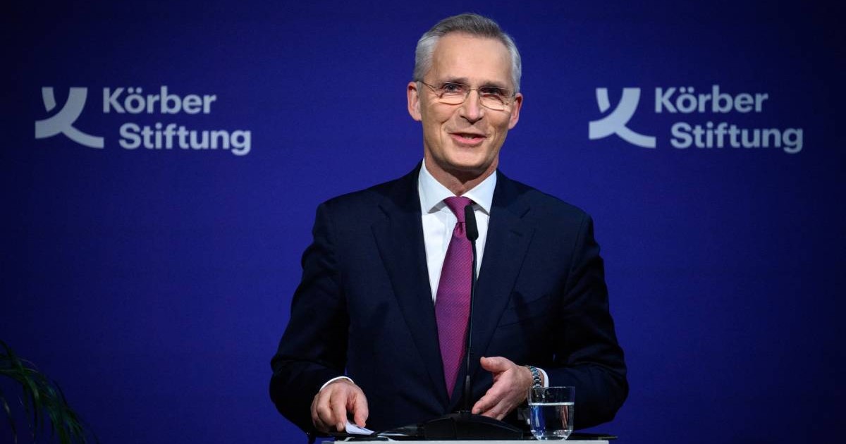 Jens Stoltenberg, ministrul de finanțe al Norvegiei și fost secretar general al NATO, in costum negru, camasa alba si cravata mov, vorbește la simpozionul Fundației Körber intitulat „Democrația ca misiune”, in spatele lui un fundal albastru, 7 ianuerie 2026