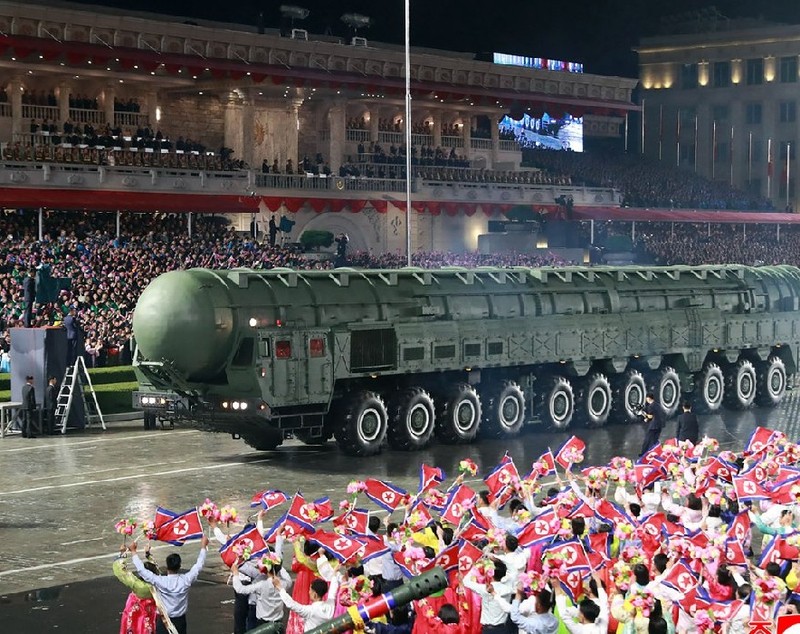 Kim Jong-un prezintă o nouă armă hipersonică și un ICBM modernizat la parada de la Phenian