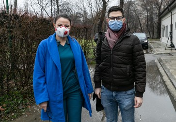 Alexandra Grigore (stânga) și Ștefan Malciolu (dreapta) au amândoi 26 de ani și sunt medici rezidenți în secția de boli infecțioase a Spitalului Victor Babeș | Foto: Vlad Chirea