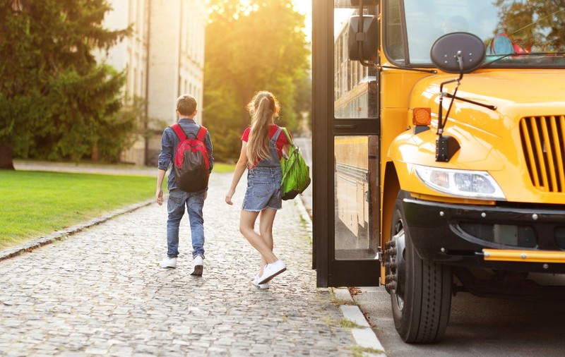 Șofer de autobuz concediat după 17 ani pentru că lăsa elevii acasă, ca să-i ferească de pericole: „Abatere gravă”