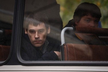 Tineri, în autobuzul care îi va duce din Moscova pe frontul din Ucraina, 27 septembrie 2022. Foto: EPA