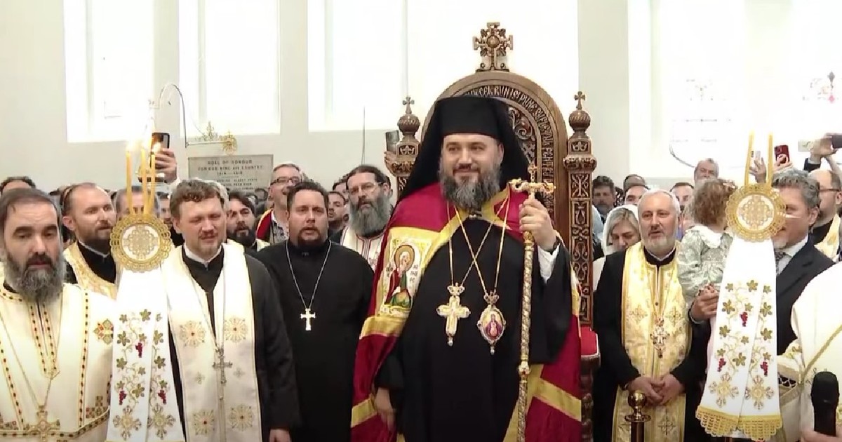 Preasfințitul Părinte Atanasie (în centrul imaginii), întronizat ca primul Arhiepiscop Ortodox Român al Marii Britanii și Irlandei de Nord Captură YouTube Trinitas TV