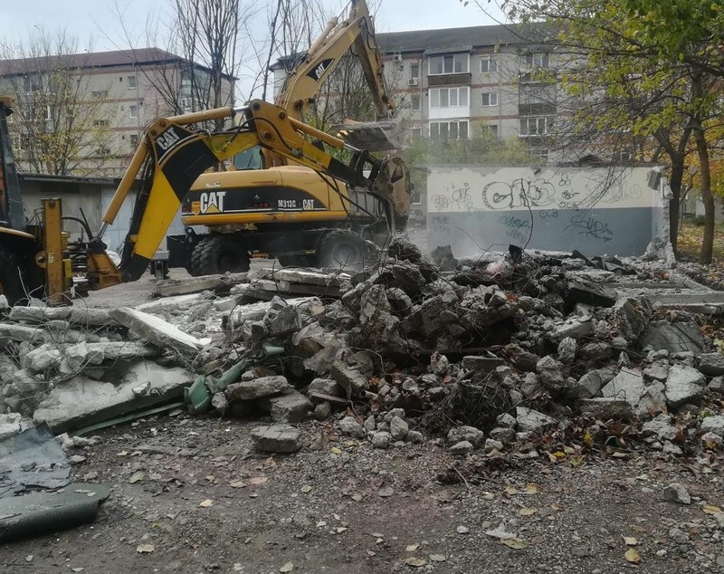 Focare de infecție între blocurile unui mare oraș din România! Oamenii au transformat garajele în depozite de murături, grătare și vechituri; primăria le demolează