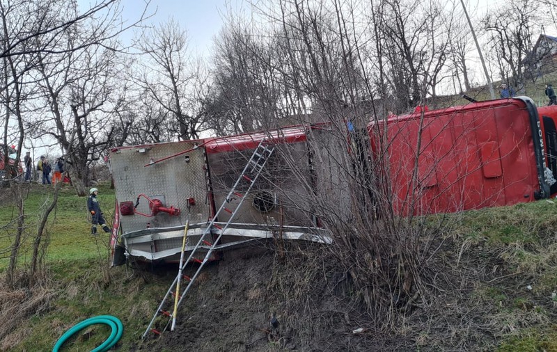 O mașină de pompieri s-a răsturnat în drum spre un incendiu, în Bistrița-Năsăud. 3 pompieri au fost răniți