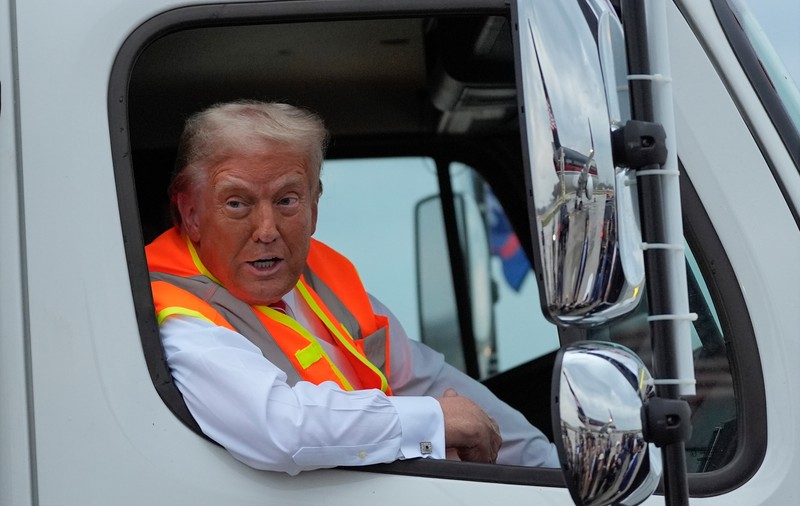 Donald Trump a condus o mașină de gunoi pentru a-l ironiza pe Biden: „Vă place mașina mea de gunoi?"| VIDEO