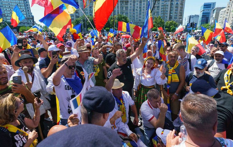 Sute de susținători ai lui Călin Georgescu protestează în Piața Victoriei: s-au îmbrâncit cu jandarmii, iar unul a fost prins cu un cuțit