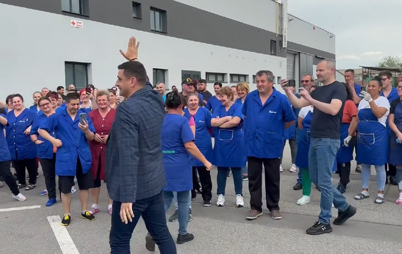 Cum a fost regizată vizita lui George Simion în fabrica din Alba Iulia: „Sună alarma”