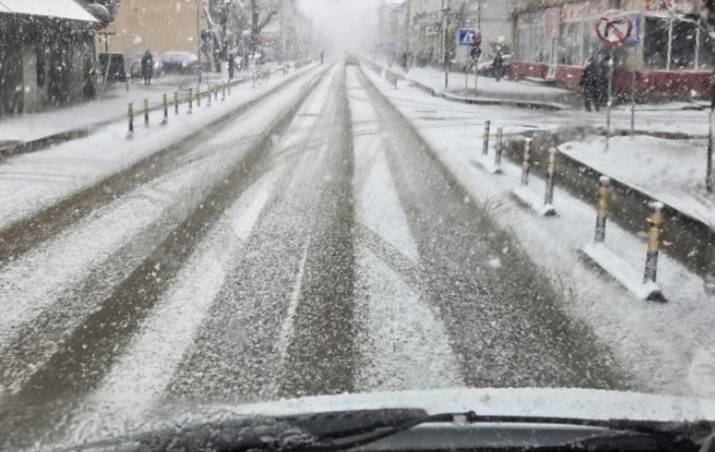 Ninge la Vatra Dornei în aprilie, chiar în Joia Mare: s-a depus strat de zăpadă, iar utilajele de deszăpezire au ieșit pe șosele