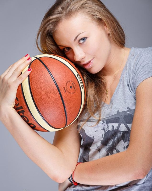 Claudia Pop, super sexy la Eurobasket: ”Mi s-a propus să pozez nud”