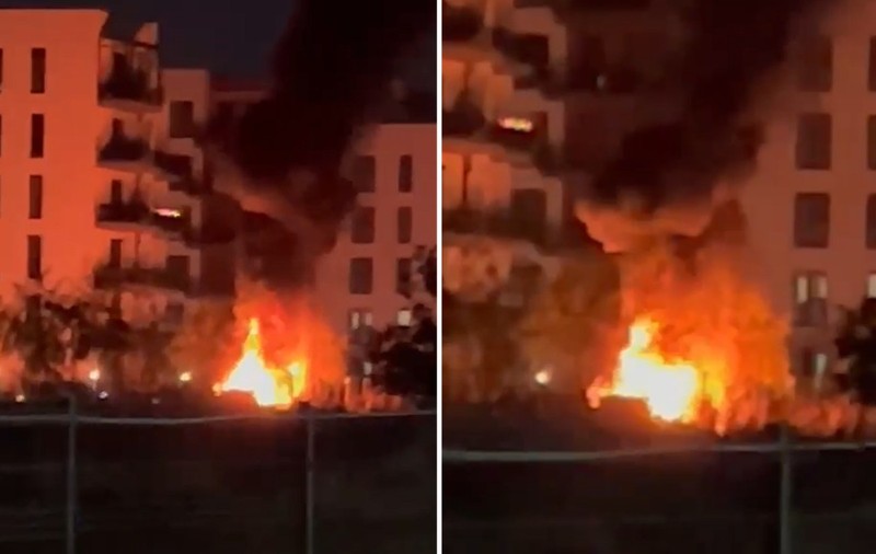 O mașină a luat foc și a ars ca o torță în parcarea unor blocuri din Ploiești | VIDEO