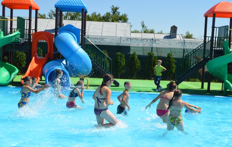 FOTOREPORTAJ: De la gârla din fundul curții la piscină cu tobogane. 600 de copiii din Vaslui văd prima oară un oraș