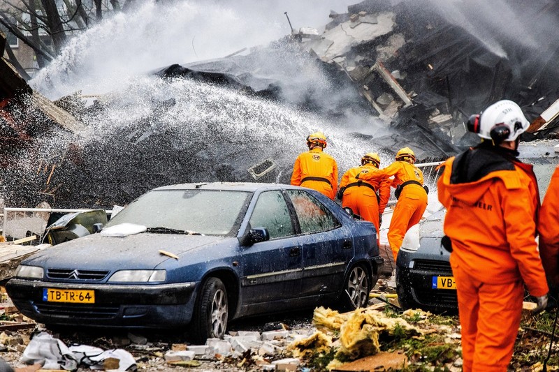 Un bloc de apartamente din Haga s-a prăbușit parțial în urma unei explozii. Serviciile de urgență sunt la fața locului, foto: Profimedia Images