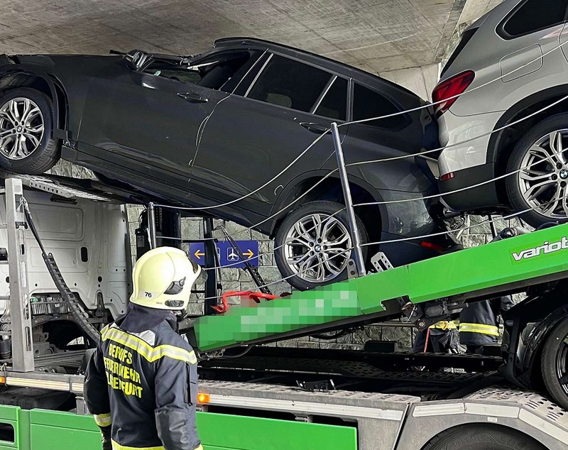 Șofer român de camion, paralizat de groază când a văzut ce a făcut și dus de urgență la spital, după ce a distrus trei BMW-uri noi, în Austria