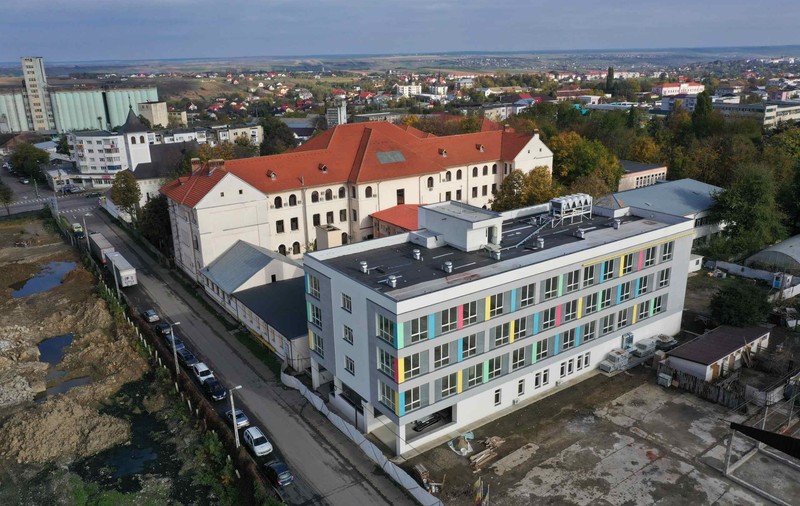 Cum zace nefolosit de un an un spital nou din Botoșani, construit cu 15.600.000 de lei, în timp ce bolnavii de COVID-19 stau la coadă pentru un loc la ATI