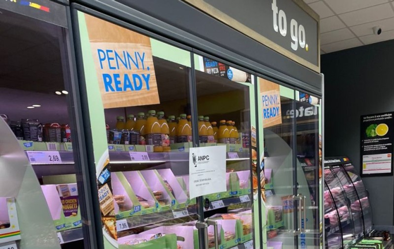Produse expirate, fructe cu mucegai și vitrine ruginite. Trei magazine Mega Image și Penny, amendate de ANPC