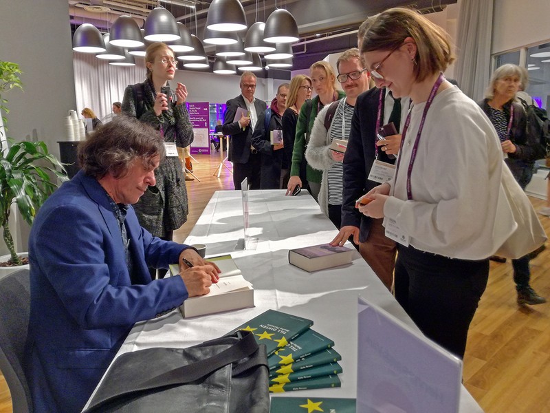 Mircea Cărtărescu la sesiunea de autografe de la finalul seminarului