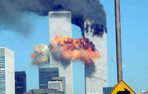 Cele două turnuri gemene de la World Trade Center din New York, în timpul atentatelor de la 11 septembrie 2001. Să văd norii negrii de fum cum ies din clădire