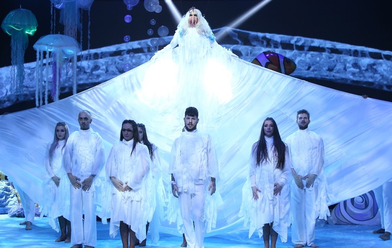 S-a transformat în Lady Gaga și a cântat în hamuri, deasupra scenei,  deși îi e frică de înălțime | FOTO