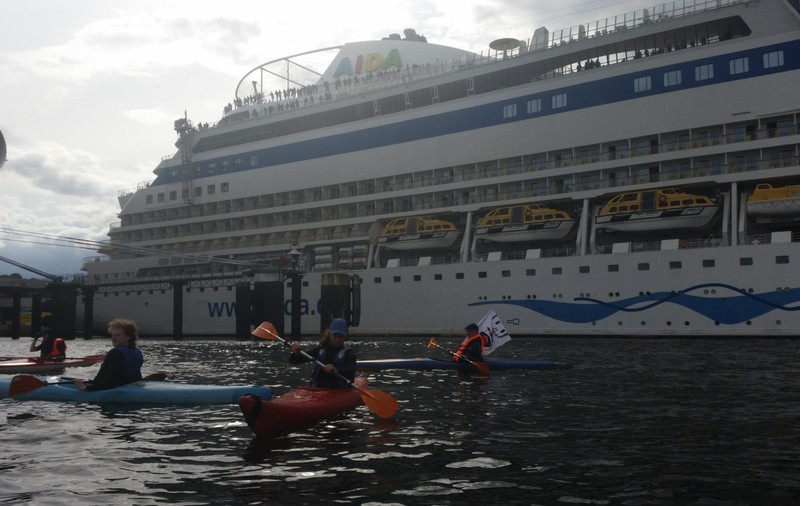 O nouă formă de protest. Activiști climatici în caiace au blocat două nave de croazieră în portul Kiel
