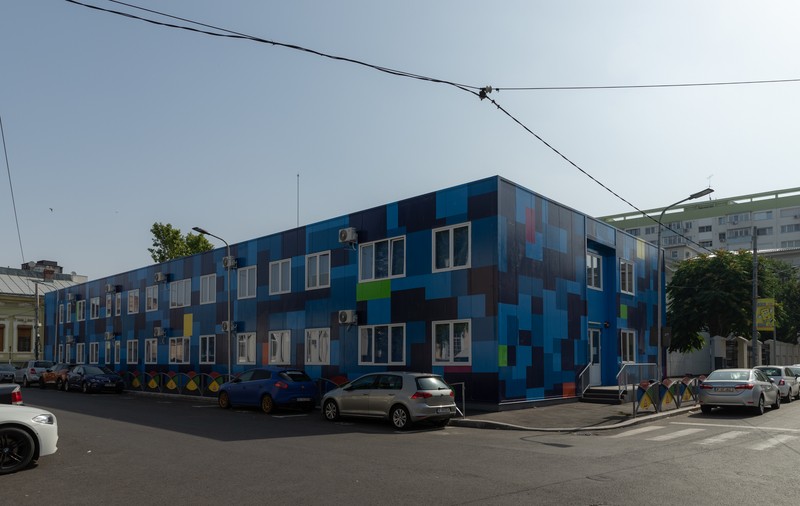 Sute de copii din sectorul 4 învață în containere fără autorizație de securitate la incendiu