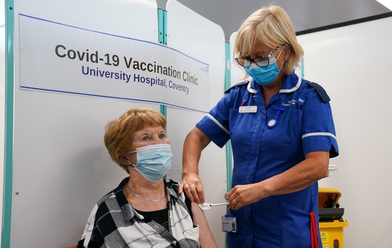 Prima persoană din lume vaccinată anti-COVID-19 a primit a treia doză